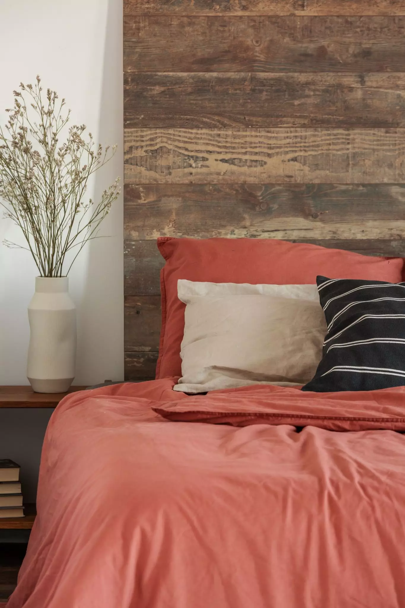 Để có một cái nhìn nhẹ nhàng hơn, bạn có thể chọn một chiếc giường với hình thức đơn giản