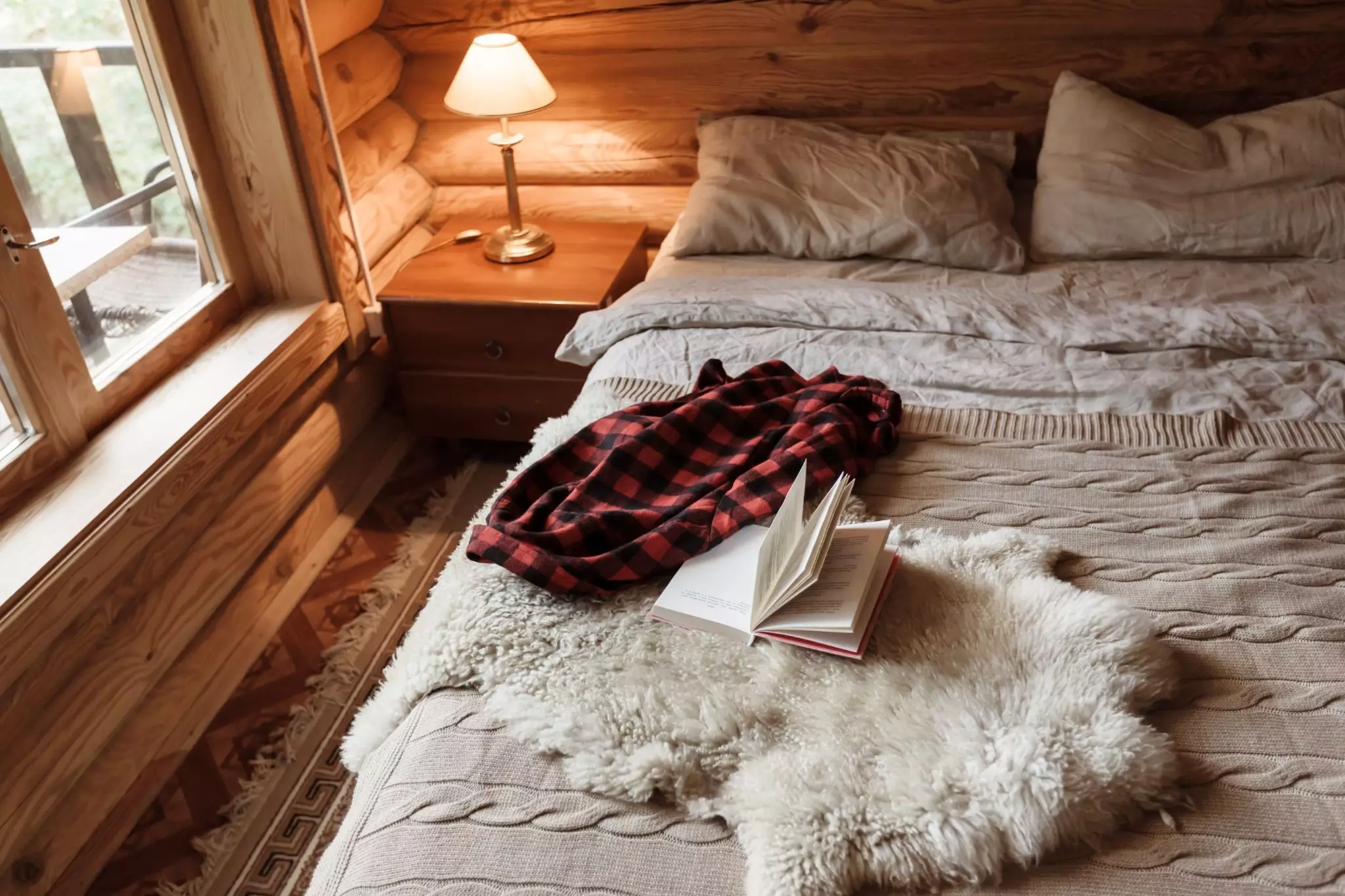 Tác phẩm tạo điểm nhấn cho phòng ngủ phong cách Rustic với những đồ trang trí nhỏ xinh